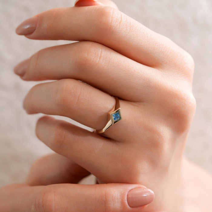 Mavi Taşlı Altın Yüzük