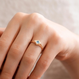 Mavi Taşlı Altın Yüzük