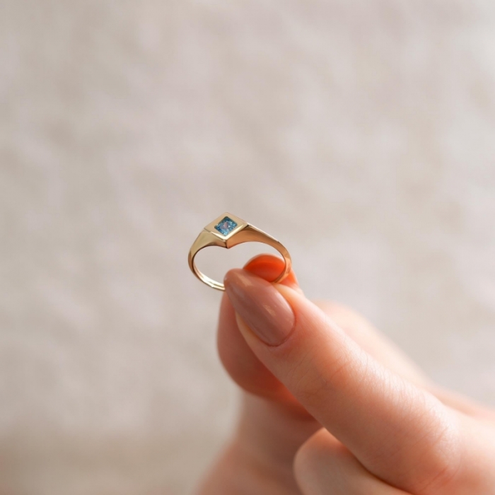 Mavi Taşlı Altın Yüzük